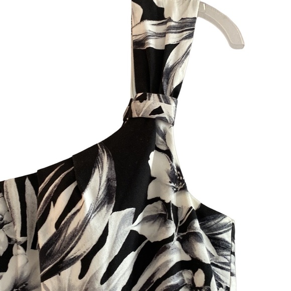 White House Black Market black and white floral dress. Pleated style. Size 8
Ch - Picture 6 of 13